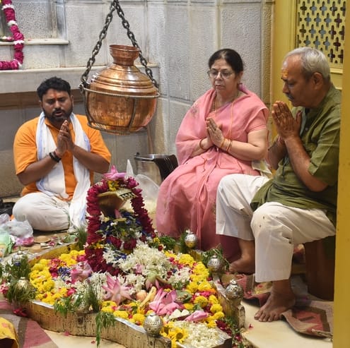 शिवालयों में उमड़ी आस्था, रात से मंदिरों में लगीं कतारें