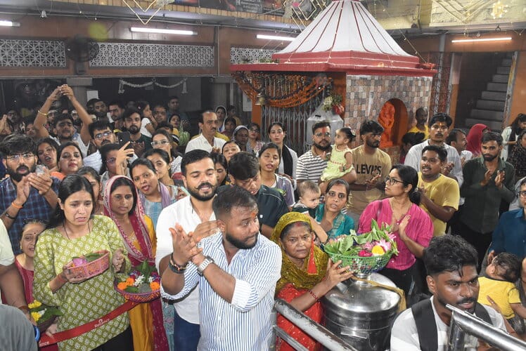 शिवालयों में उमड़ी आस्था, रात से मंदिरों में लगीं कतारें
