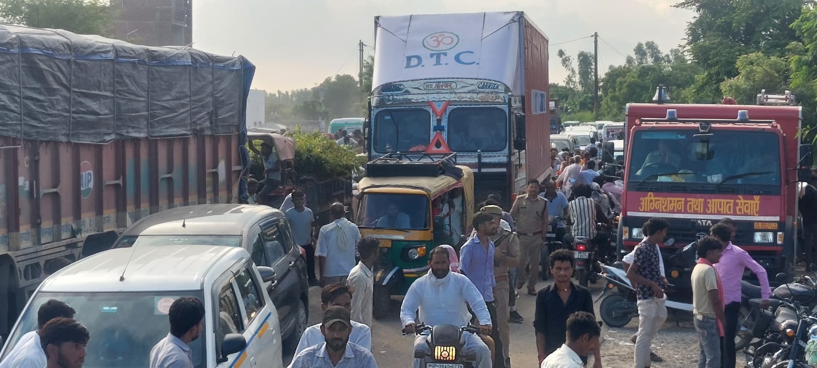 दहगवां चौराहे के राव फार्म हाउस में पत्रकार वार्ता करते सपा प्रमुख अखिलेश यादव। इस दौरान सांसद दहगवां चौराहे के राव फार्म हाउस में पत्रकार वार्ता करते सपा प्रमुख अखिलेश यादव। इस दौरान सांसद