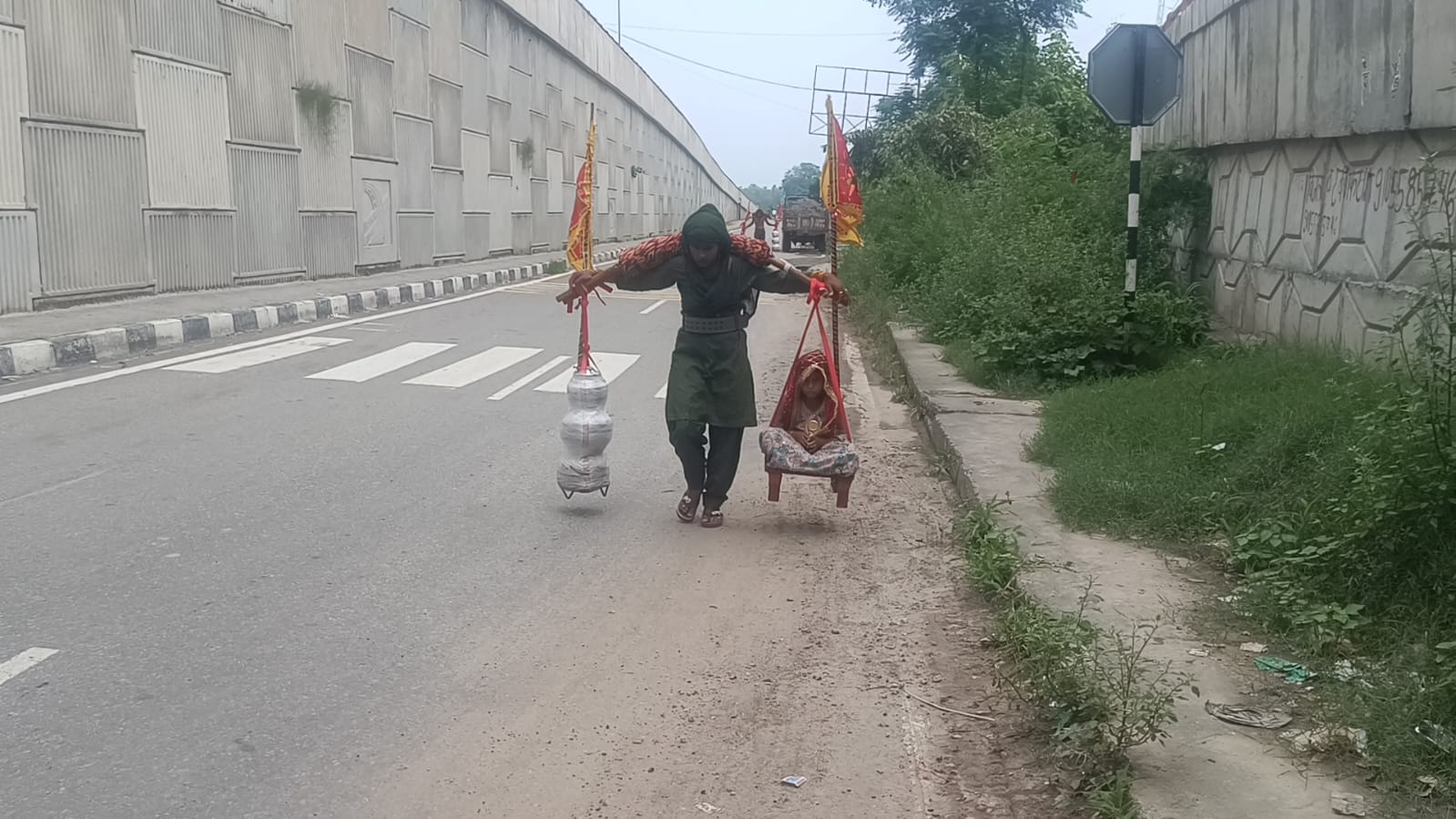 दौराला - दादरी गांव से अपनी भांजी को कांवड़ में बैठाकर गुजरता संजू। स्रोत: संवाद