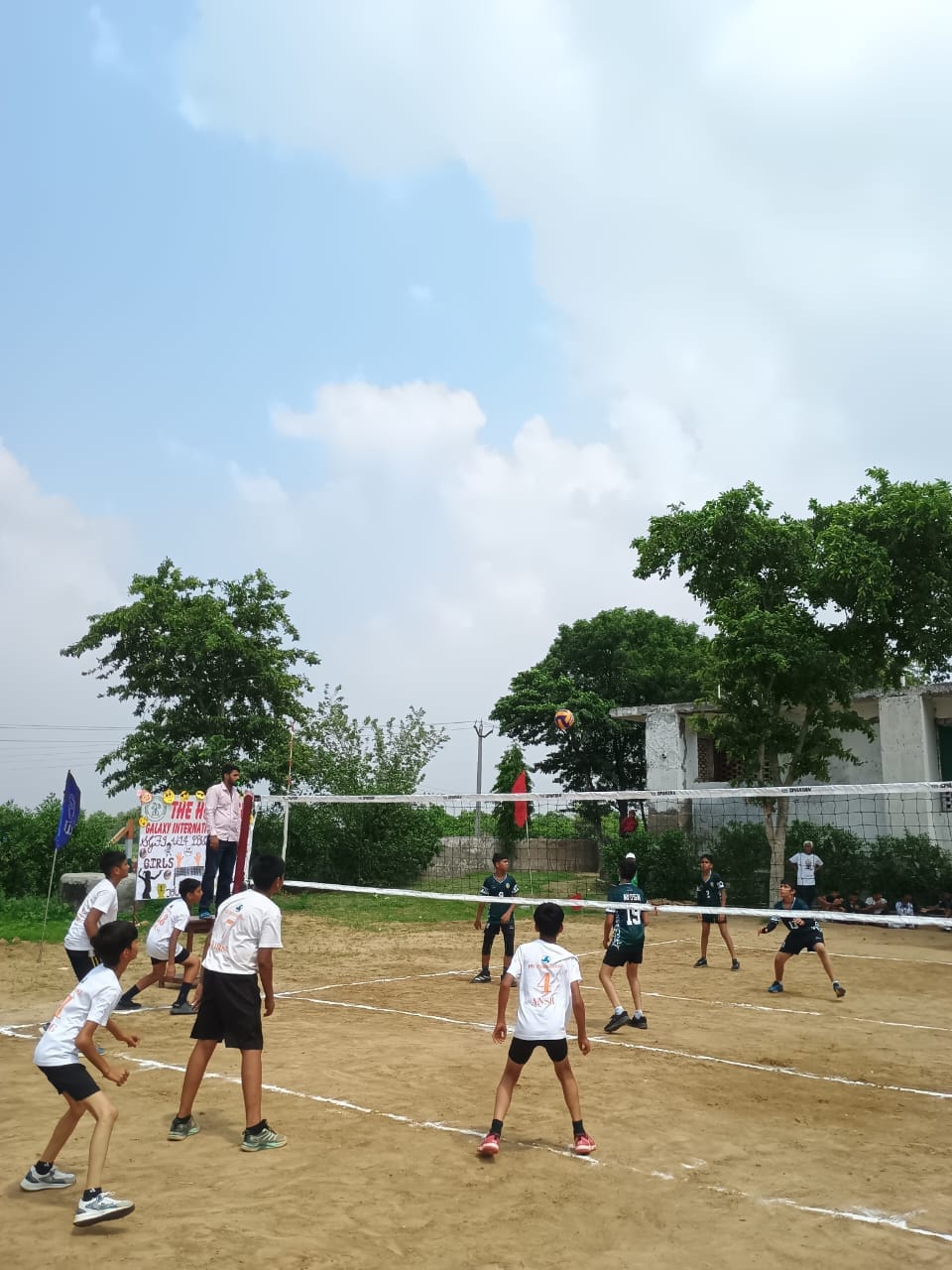 वॉलीबॉल प्रतियोगिता में दमखम दिखातीं खिलाड़ी।स्रोत: विभाग वॉलीबॉल प्रतियोगिता में दमखम दिखातीं खिलाड़ी।स्रोत: विभाग