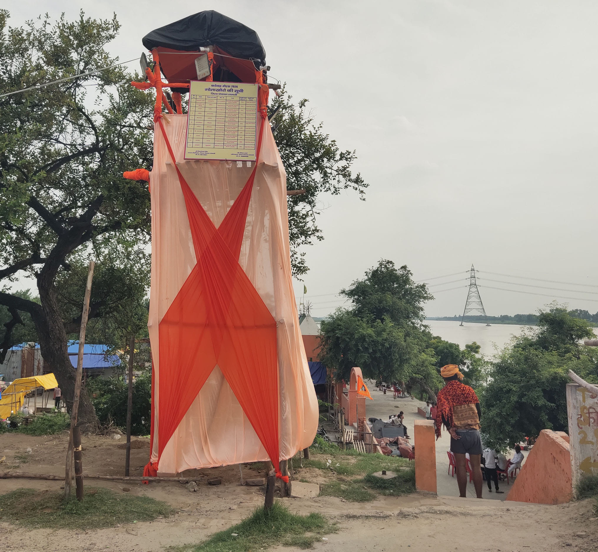 यमुना किनारे रखी कांवड़। संवाद