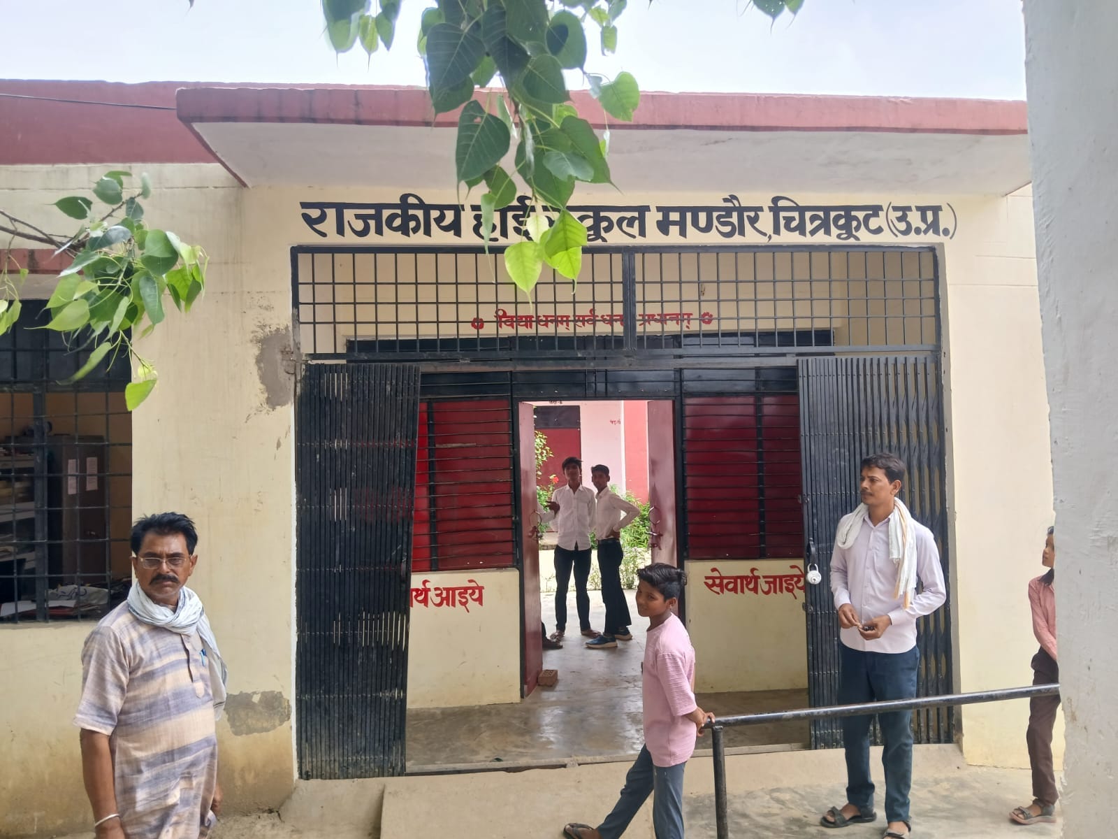 01 सीकेटीपी-18-विद्यालय के प्रवेश द्वार से गायब गेट। संवाद 01 सीकेटीपी-18-विद्यालय के प्रवेश द्वार से गायब गेट। संवाद