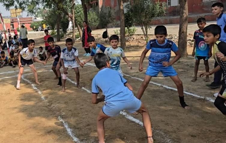 01जेएनडी06: वुडस्टॉक पब्लिक स्कूल की खिलाड़ी वालीवाल प्रतियोगिता में दम दिखाते हुए। संवाद 01जेएनडी06: वुडस्टॉक पब्लिक स्कूल की खिलाड़ी वालीवाल प्रतियोगिता में दम दिखाते हुए। संवाद