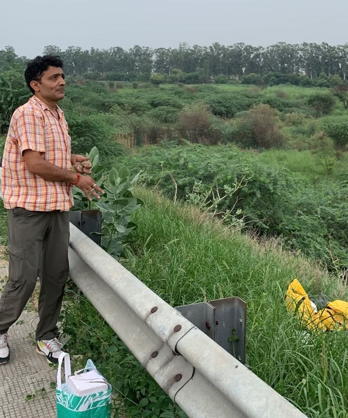 11-अभियान के लिए बीजदान करते डॉ. रविंद्र नांदल और सुरेश मलिक । संवाद 11-अभियान के लिए बीजदान करते डॉ. रविंद्र नांदल और सुरेश मलिक । संवाद