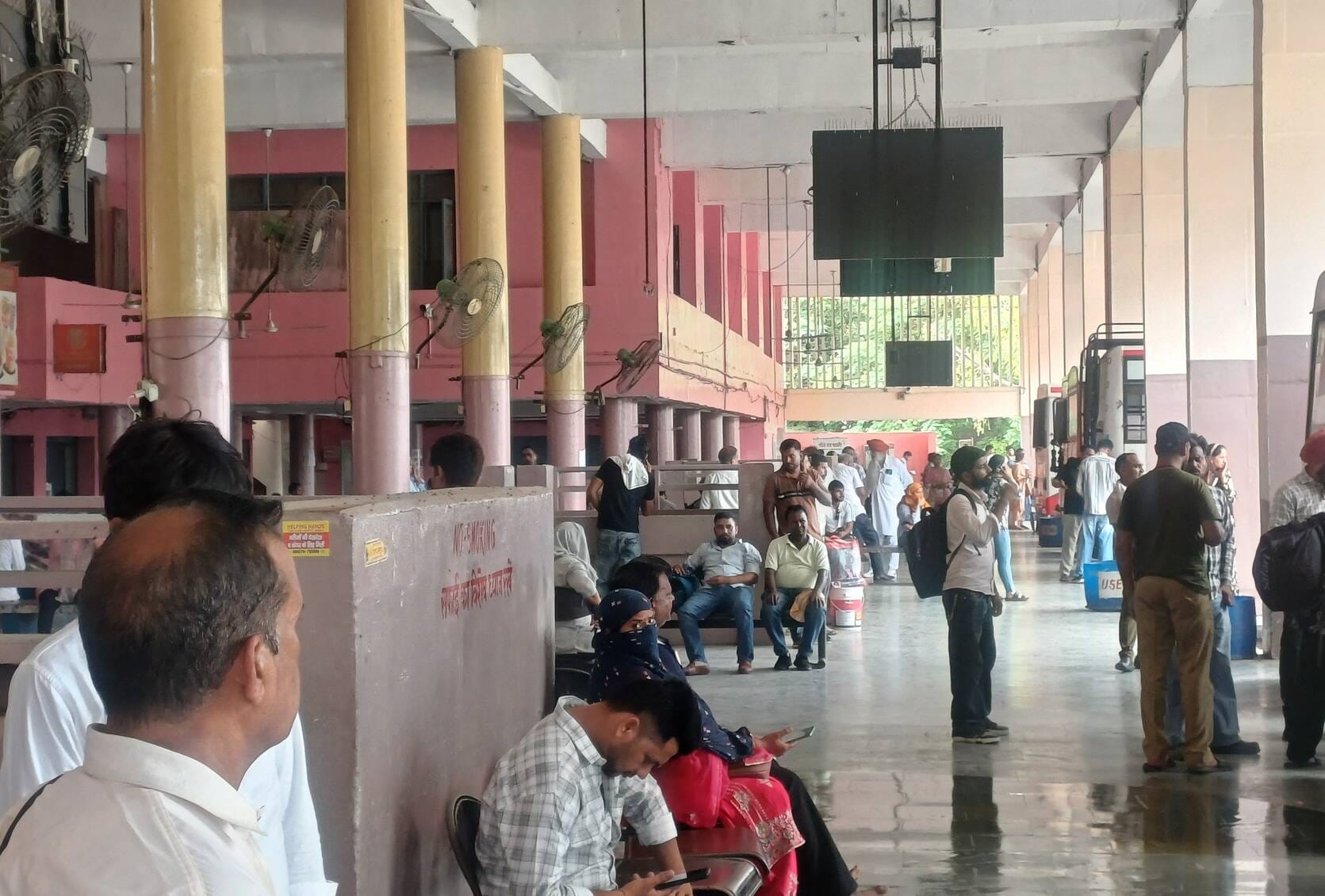 अंबाला छावनी बस अड्डे पर लगे इलेक्ट्रॉनिक डिस्प्ले बोर्ड पर चल रहा विंडो अपडेशन का कार्य। संवाद अंबाला छावनी बस अड्डे पर लगे इलेक्ट्रॉनिक डिस्प्ले बोर्ड पर चल रहा विंडो अपडेशन का कार्य। संवाद