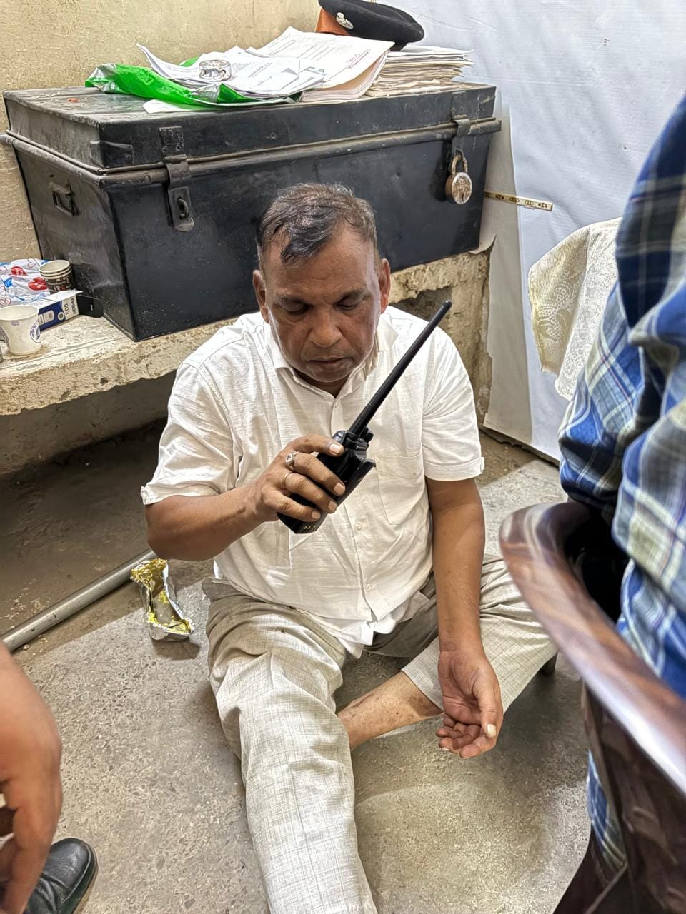 अंबाला छावनी के जीआरपी थाने में वॉकी-टॉकी का इस्तेमाल करता आरोपी। जीआरपी अंबाला छावनी के जीआरपी थाने में वॉकी-टॉकी का इस्तेमाल करता आरोपी। जीआरपी