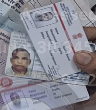 अंबाला छावनी के जीआरपी थाने में वॉकी-टॉकी का इस्तेमाल करता आरोपी। जीआरपी अंबाला छावनी के जीआरपी थाने में वॉकी-टॉकी का इस्तेमाल करता आरोपी। जीआरपी