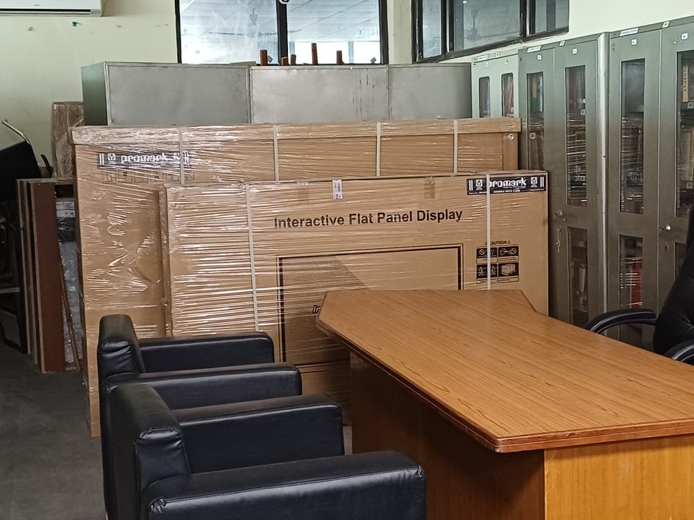 अंबाला छावनी के उपमंडल भवन स्थित सेंट्रल स्टेट लाइब्रेरी में पहुंची कुर्सियां। संवाद