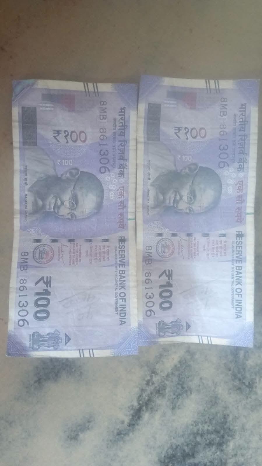 अंबाला सिटी के बाजार में दुकानों पर नोट देती हुई महिला हुई कैद: सोशल मीडिया अंबाला सिटी के बाजार में दुकानों पर नोट देती हुई महिला हुई कैद: सोशल मीडिया