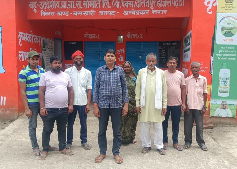 अजमेरी बादशाहपुर समिति से खाद ले जाता किसान। अजमेरी बादशाहपुर समिति से खाद ले जाता किसान।