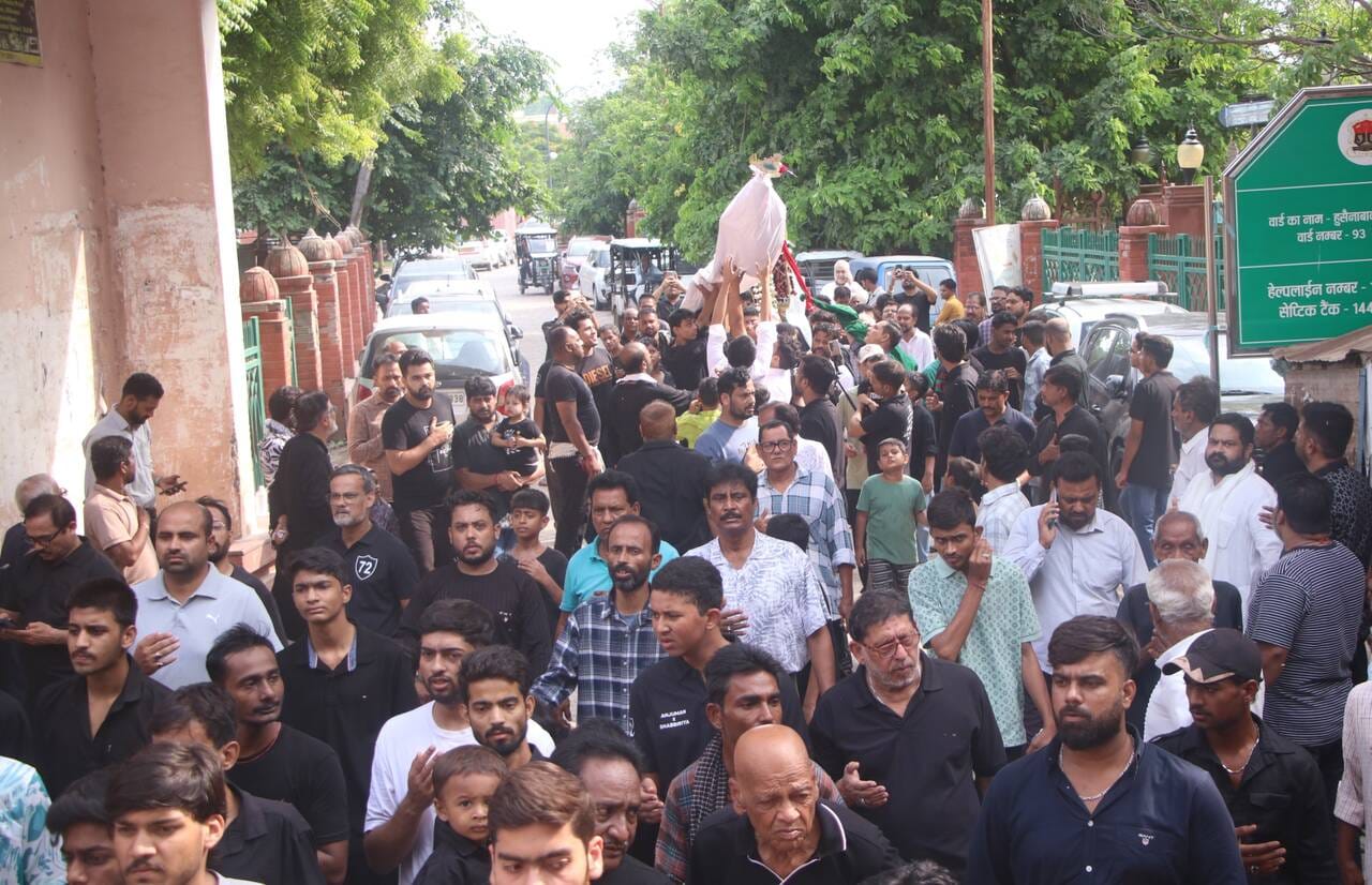 अलविदाई अलम की जियारत के लिए उमड़े अकीदतमंद