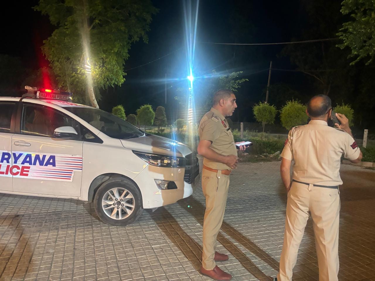 असंध गाड़ी के टायर में लगी गोली। सवाद असंध गाड़ी के टायर में लगी गोली। सवाद