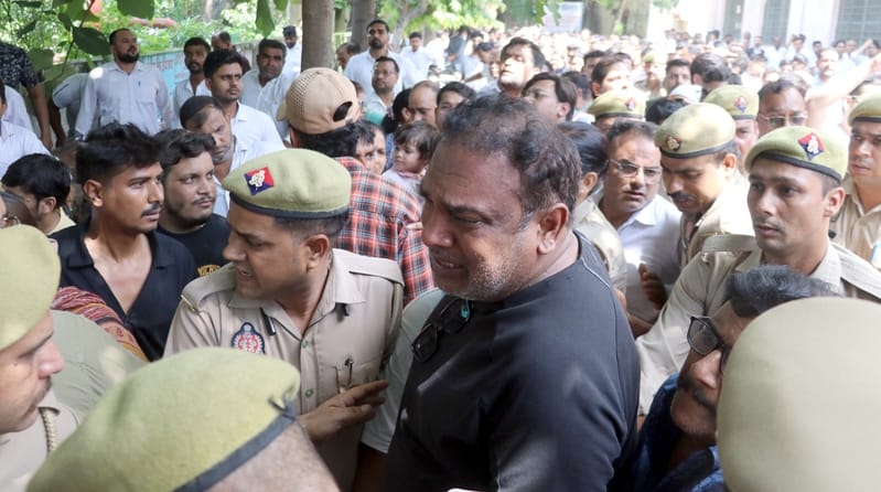 बिजनौर में प्रबल हत्या में आजीवन कारावास की सजा होने के बाद नारे लगाते दोषी विनय अग्रवाल व उनके बिजनौर में प्रबल हत्या में आजीवन कारावास की सजा होने के बाद नारे लगाते दोषी विनय अग्रवाल व उनके