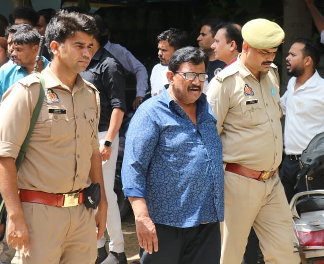 बिजनौर में प्रबल हत्या में आजीवन कारावास की सजा होने के बाद नारे लगाते दोषी विनय अग्रवाल व उनके बिजनौर में प्रबल हत्या में आजीवन कारावास की सजा होने के बाद नारे लगाते दोषी विनय अग्रवाल व उनके