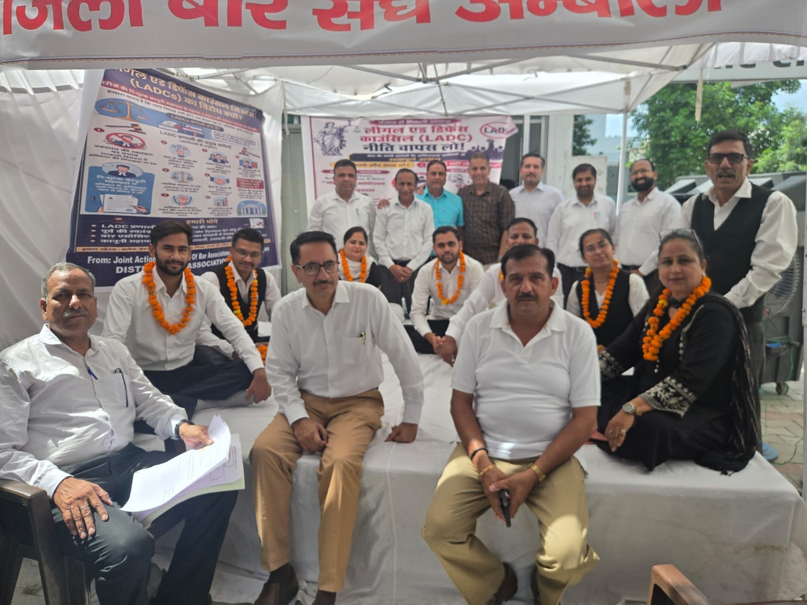 बार एसोसिएशन कार्यालय के सामने भूख हड़ताल पर बैठे अधिवक्ता। अधिवक्ता बार एसोसिएशन कार्यालय के सामने भूख हड़ताल पर बैठे अधिवक्ता। अधिवक्ता