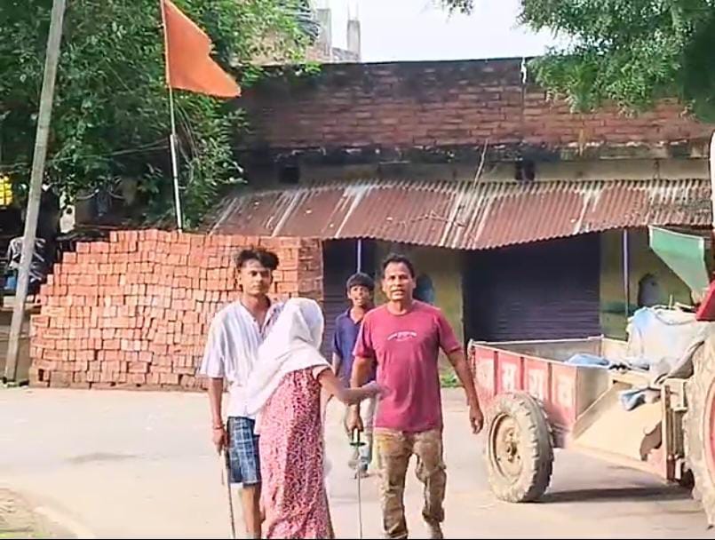 चायल के अजमतगंज स्थित कोचिंग तोड़ी गई बेंच और वाहन। संवाद चायल के अजमतगंज स्थित कोचिंग तोड़ी गई बेंच और वाहन। संवाद