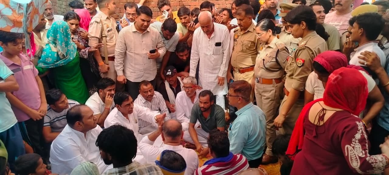 छपरौली में छज्जा गिरने से मृतक सुरेंद्र का शव पहुंचने के बाद विलाप करते परिजन। संवाद