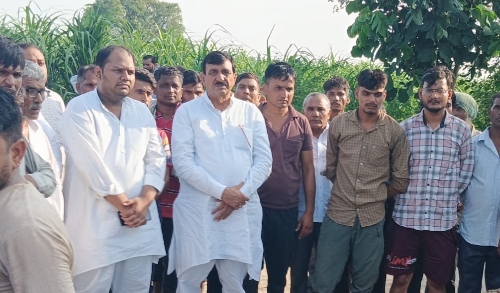 छपरौली में छज्जा गिरने से मृतक सुरेंद्र का शव पहुंचने के बाद विलाप करते परिजन। संवाद
