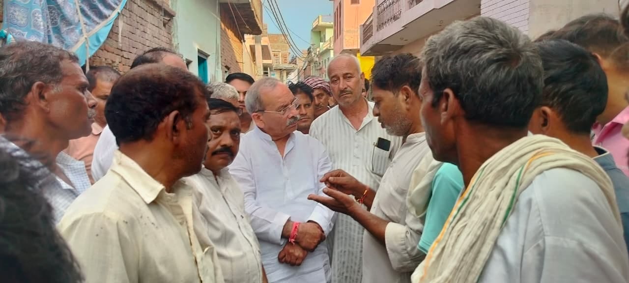 छपरौली में छज्जा गिरने से मृतक सुरेंद्र का शव पहुंचने के बाद विलाप करते परिजन। संवाद