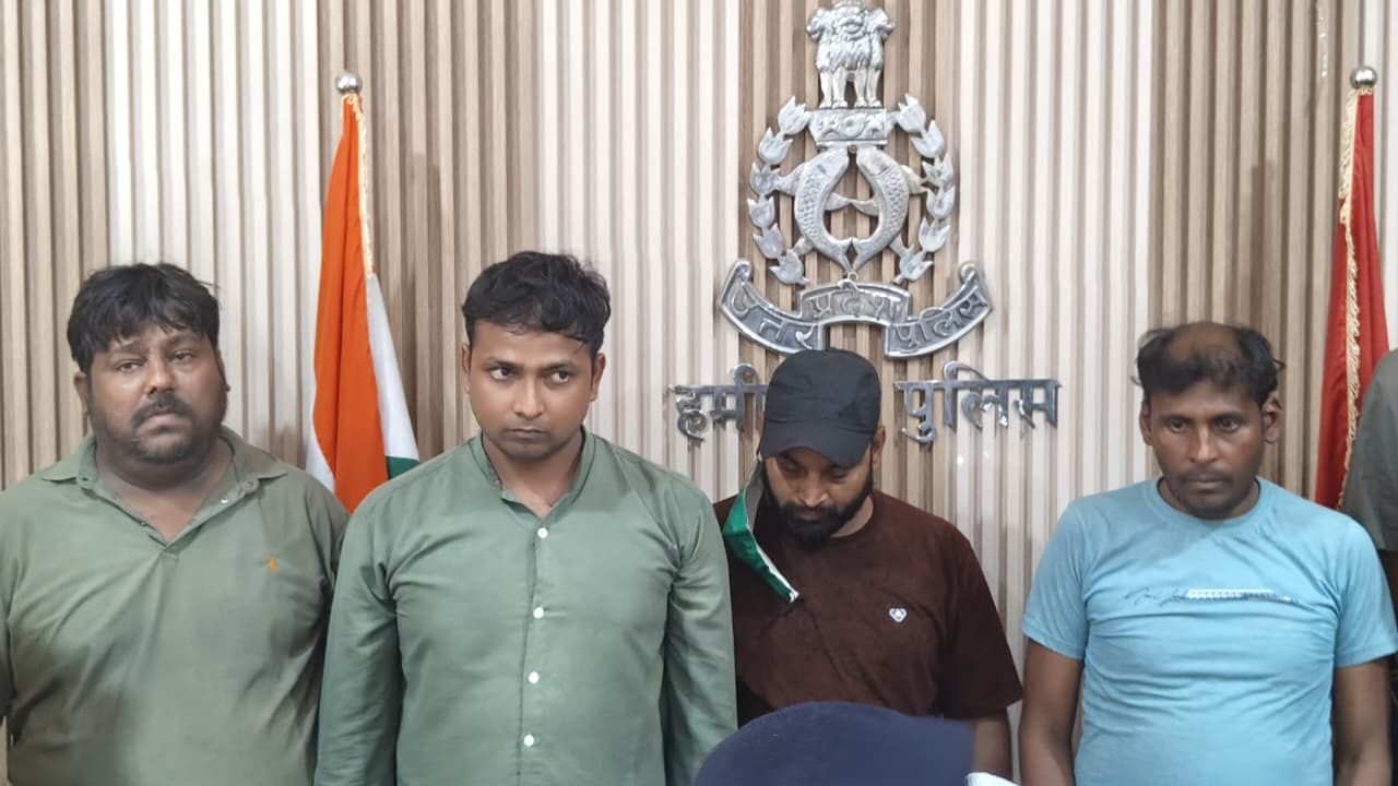 फोटो 01 एचएएमपी 22- रीता हत्याकांड का खुलासा करते अपर पुलिस अधीक्षक अरविंद कुमार वर्मा, साथ में