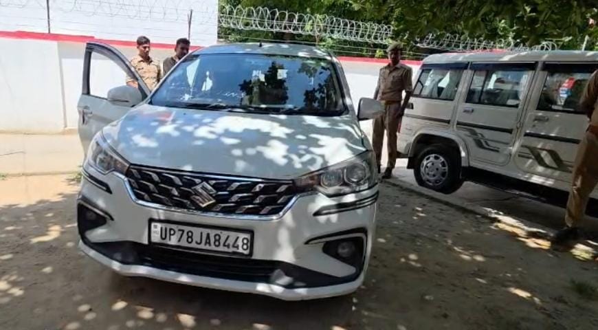 फोटो 01 एचएएमपी 22- रीता हत्याकांड का खुलासा करते अपर पुलिस अधीक्षक अरविंद कुमार वर्मा, साथ में