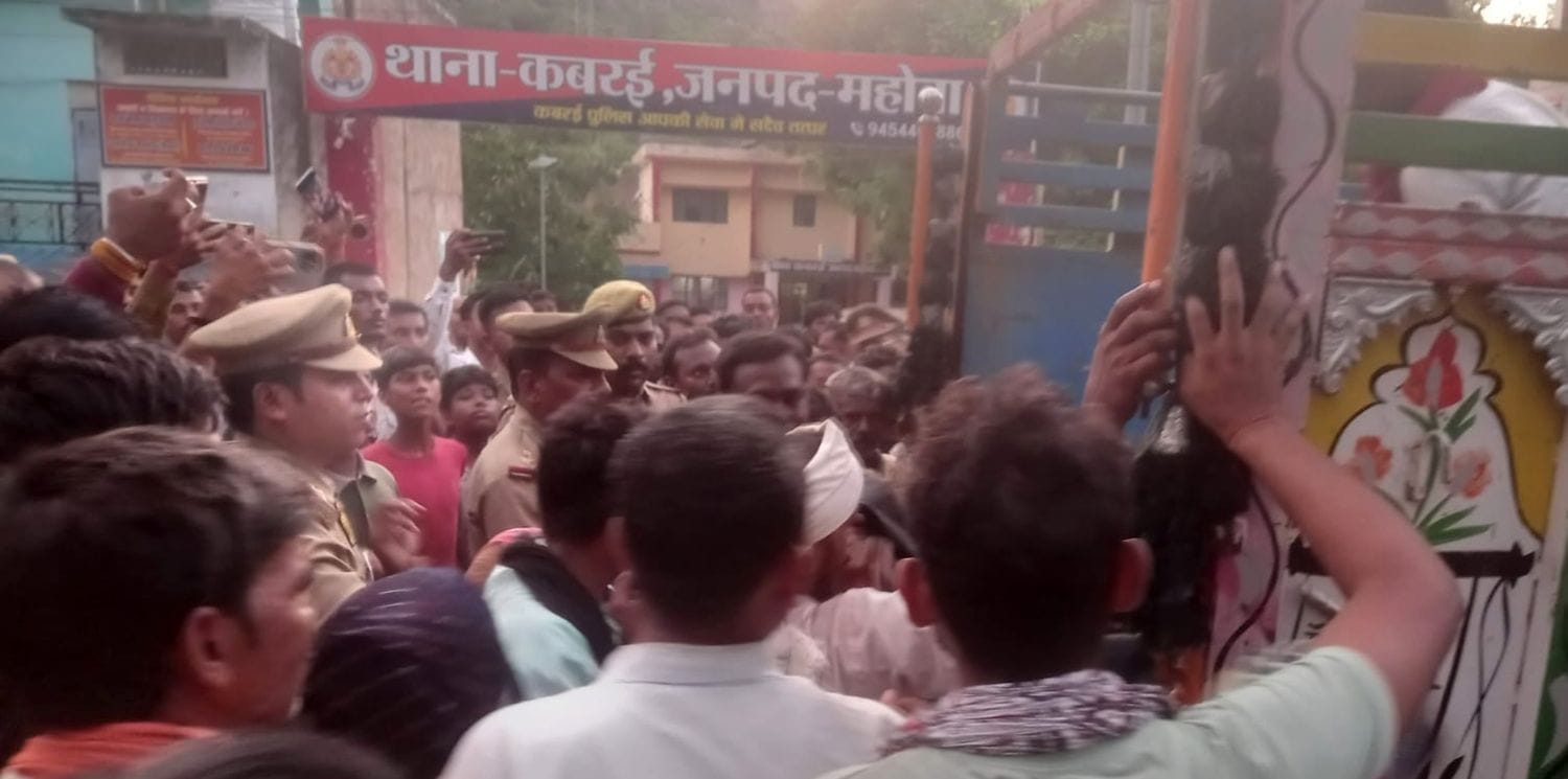 फोटो 01 एमएएचपी 14 परिचय-कानपुर-सागर हाईवे पर थाना कबरई के सामने जाम लगाए परिजन व मोहल्लेवासी। 