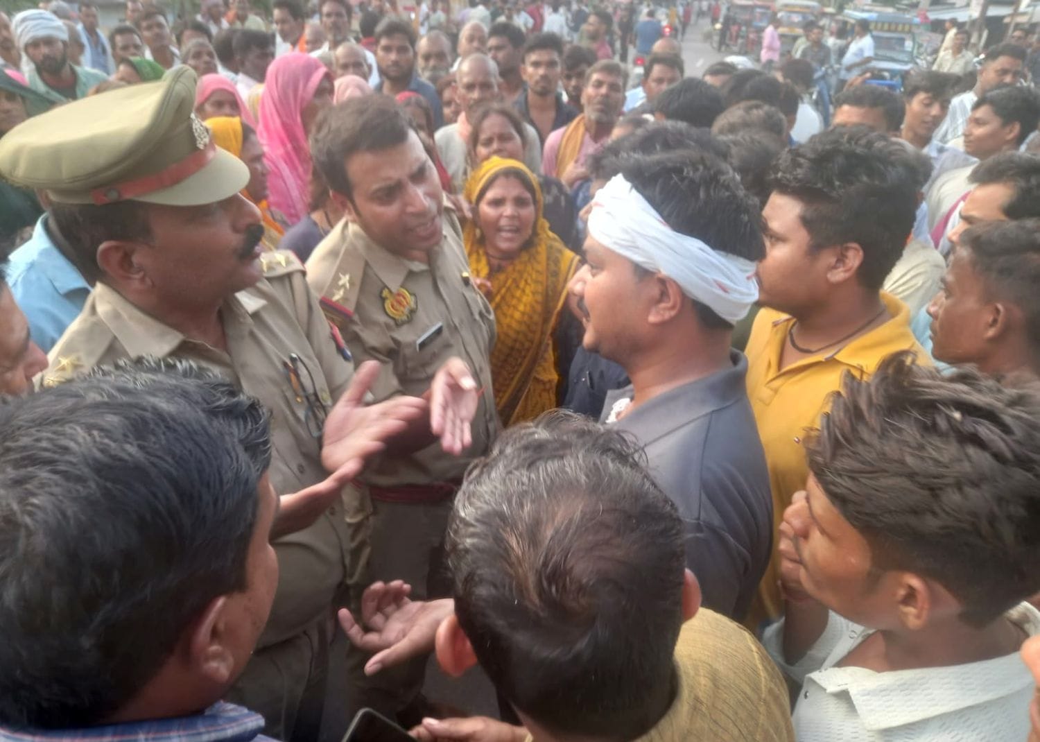 फोटो 01 एमएएचपी 14 परिचय-कानपुर-सागर हाईवे पर थाना कबरई के सामने जाम लगाए परिजन व मोहल्लेवासी। 