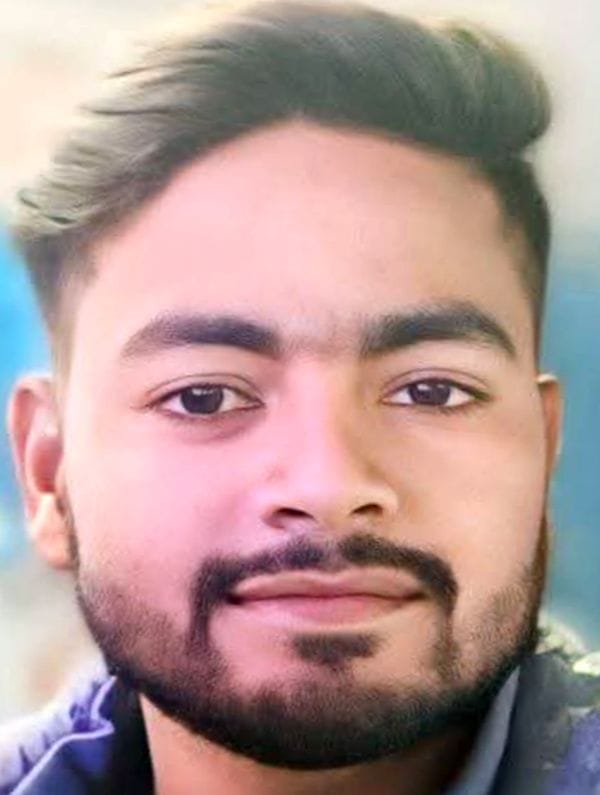 फोटो 01 एमएएचपी 14 परिचय-कानपुर-सागर हाईवे पर थाना कबरई के सामने जाम लगाए परिजन व मोहल्लेवासी। 
