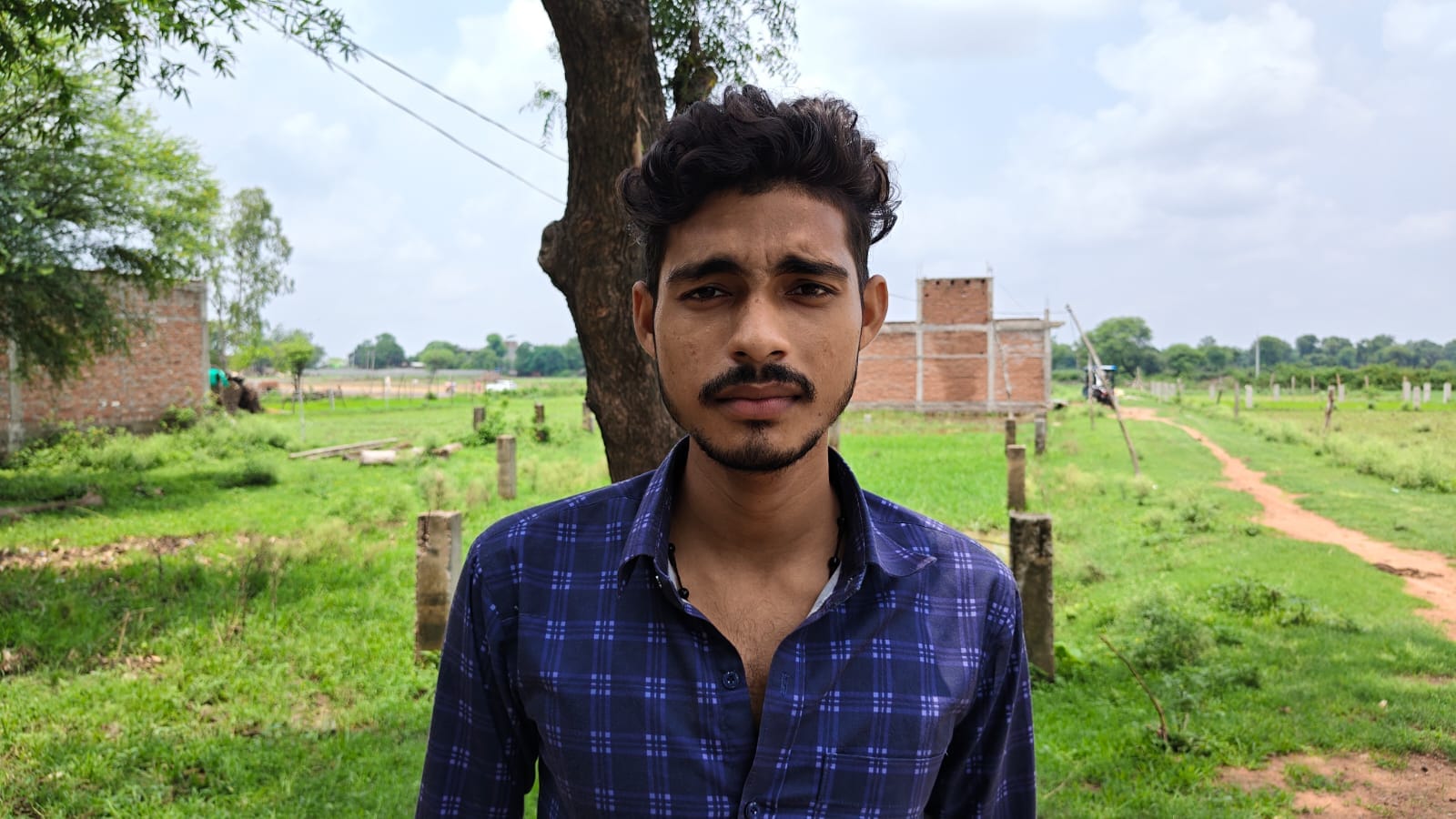फोटो 01 सीकेटीपी 10 शेखनपुरवा में गड्ढों के बीच से सड़क से निकलती एंबुलेंस। संवाद फोटो 01 सीकेटीपी 10 शेखनपुरवा में गड्ढों के बीच से सड़क से निकलती एंबुलेंस। संवाद