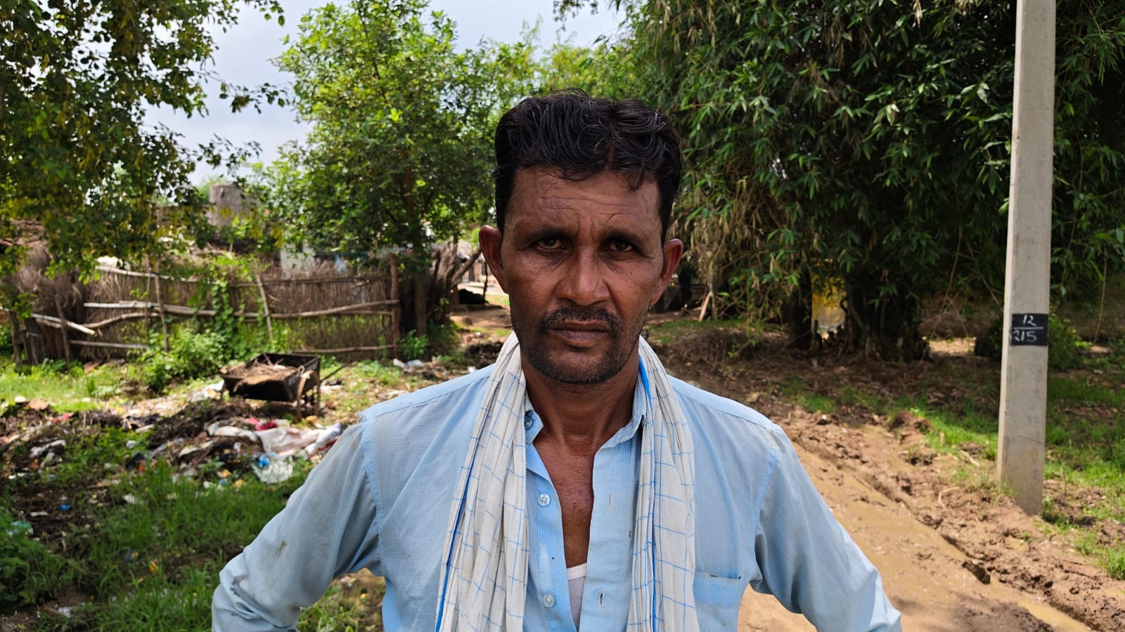 फोटो 01 सीकेटीपी 10 शेखनपुरवा में गड्ढों के बीच से सड़क से निकलती एंबुलेंस। संवाद फोटो 01 सीकेटीपी 10 शेखनपुरवा में गड्ढों के बीच से सड़क से निकलती एंबुलेंस। संवाद