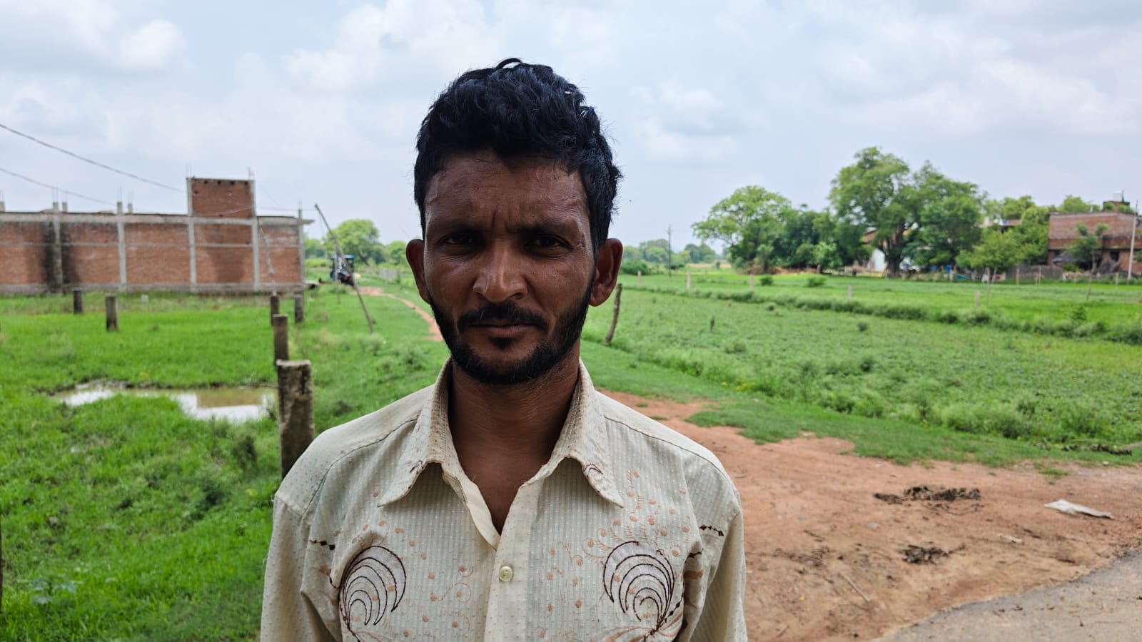 फोटो 01 सीकेटीपी 10 शेखनपुरवा में गड्ढों के बीच से सड़क से निकलती एंबुलेंस। संवाद फोटो 01 सीकेटीपी 10 शेखनपुरवा में गड्ढों के बीच से सड़क से निकलती एंबुलेंस। संवाद