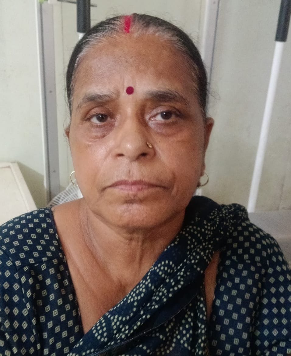 फोटो-04- मेडिकल कॉलेज में अल्ट्रासाउंड कक्ष के बाहर लगी मरीजों की भीड़। संवाद