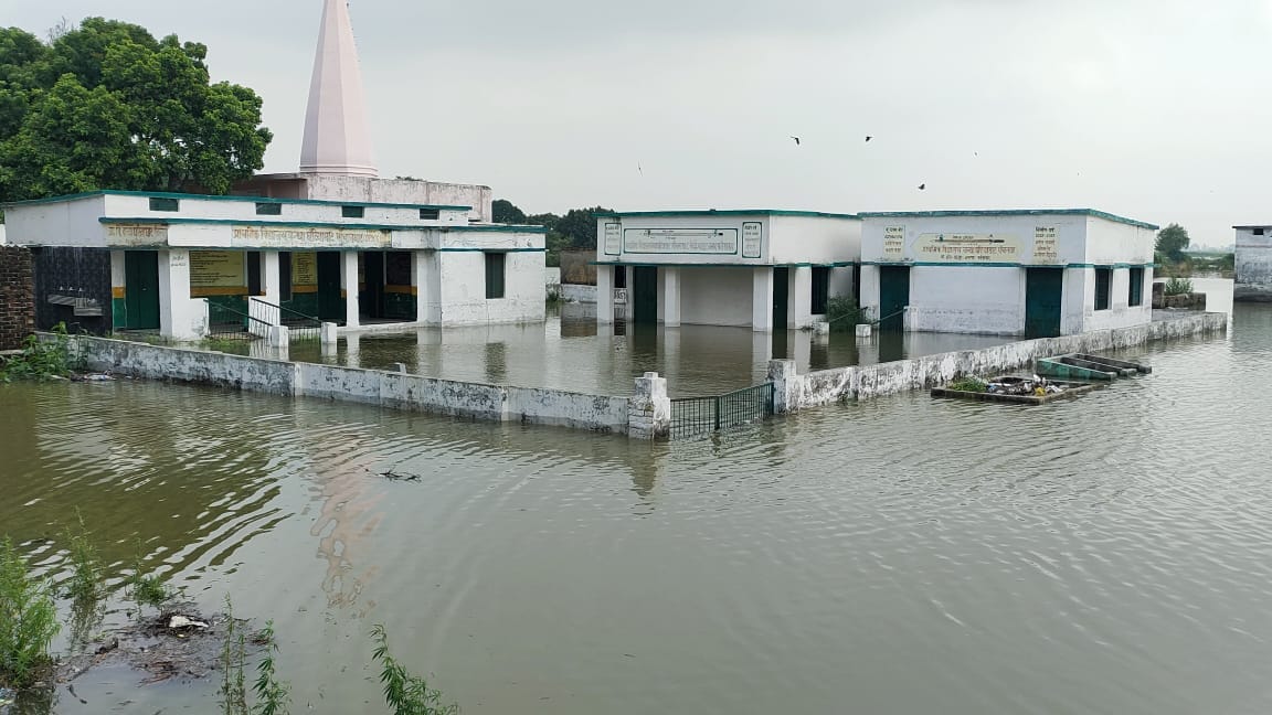 फोटो-10 गांव तीसराम की मड़ैया को जाने वाले रास्ते पर भरा पानी। संवाद फोटो-10 गांव तीसराम की मड़ैया को जाने वाले रास्ते पर भरा पानी। संवाद