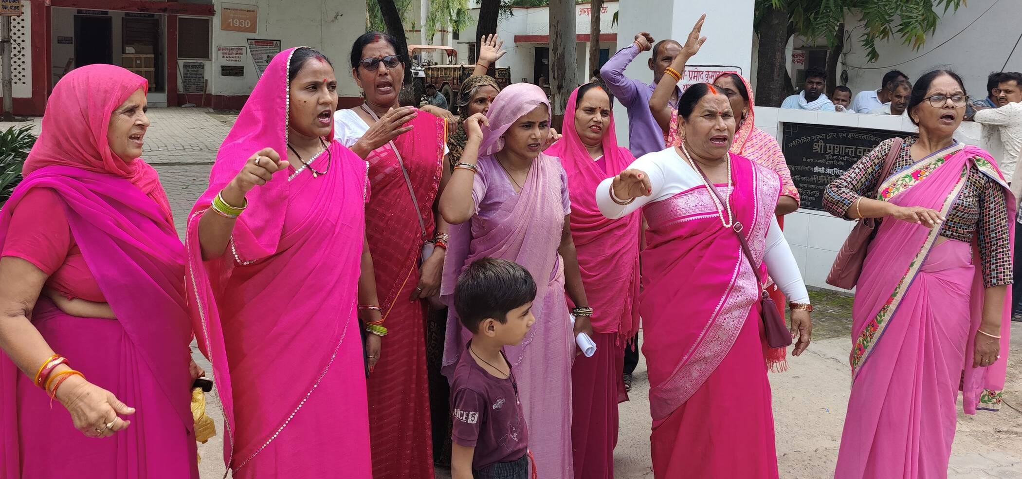 फोटो-13-थाना गेट पर नारेबाजी करती गुलाबी गैंग की महिलाएं। संवाद फोटो-13-थाना गेट पर नारेबाजी करती गुलाबी गैंग की महिलाएं। संवाद