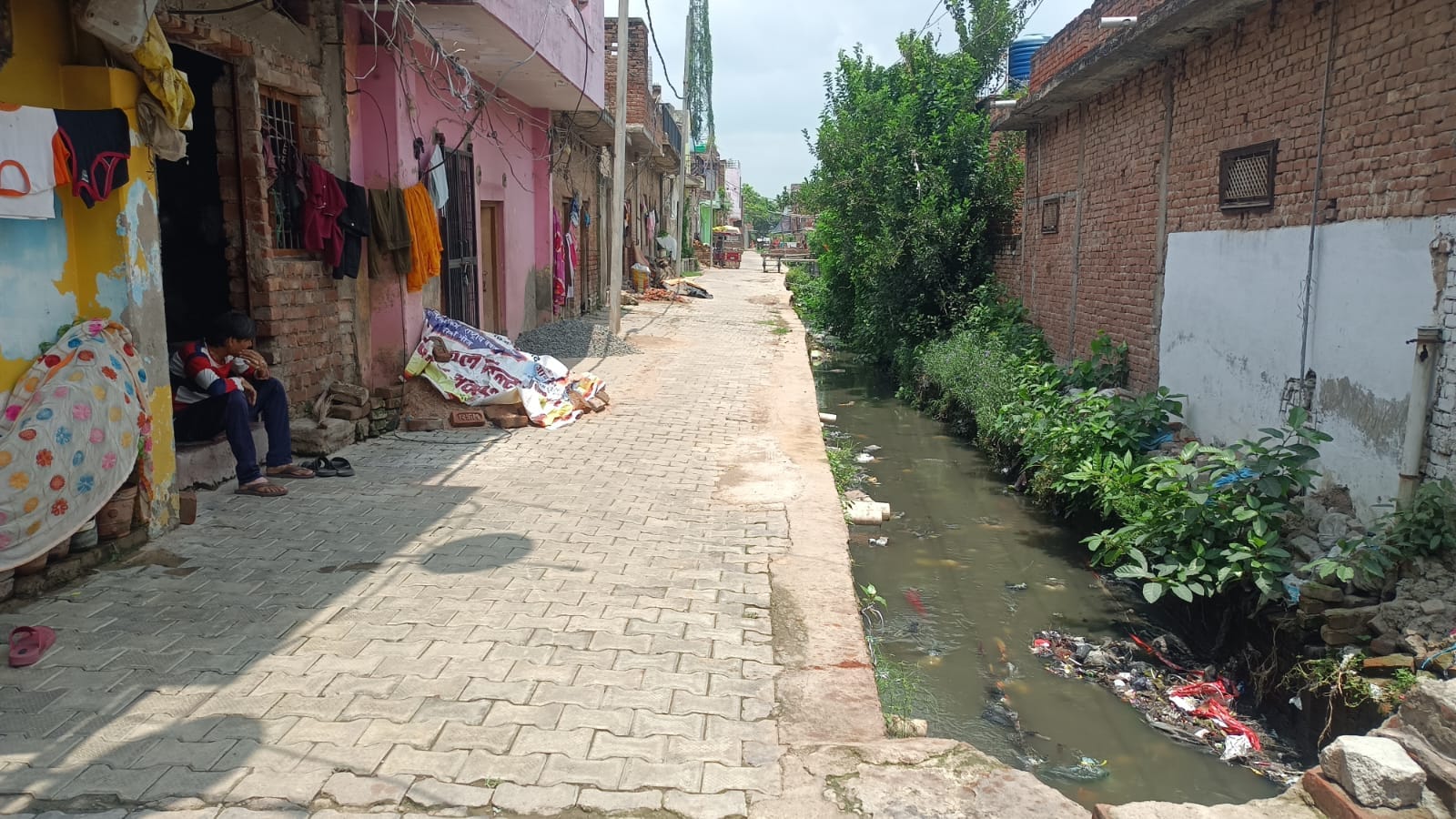 फोटो-15 रेलवे स्टेशन की पश्चिमी क्रासिंग के इसी नाले में गिरकर ई-रिक्शा चालक की हो गई थी मौत। स फोटो-15 रेलवे स्टेशन की पश्चिमी क्रासिंग के इसी नाले में गिरकर ई-रिक्शा चालक की हो गई थी मौत। स