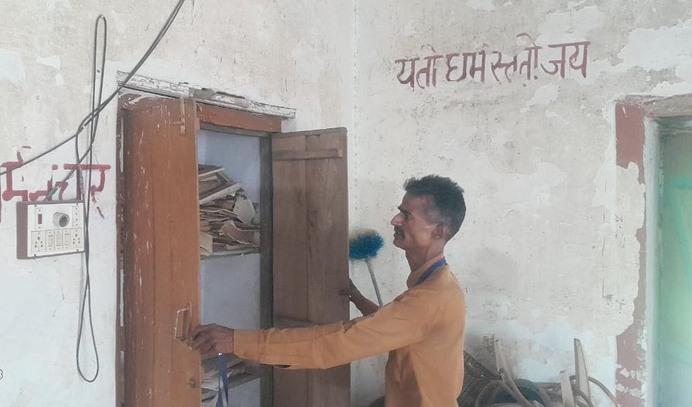 फोटो-23- मौरावां स्थित संस्कृत माध्यमिक स्कूल में पढ़ाई करते छात्र। संवाद फोटो-23- मौरावां स्थित संस्कृत माध्यमिक स्कूल में पढ़ाई करते छात्र। संवाद