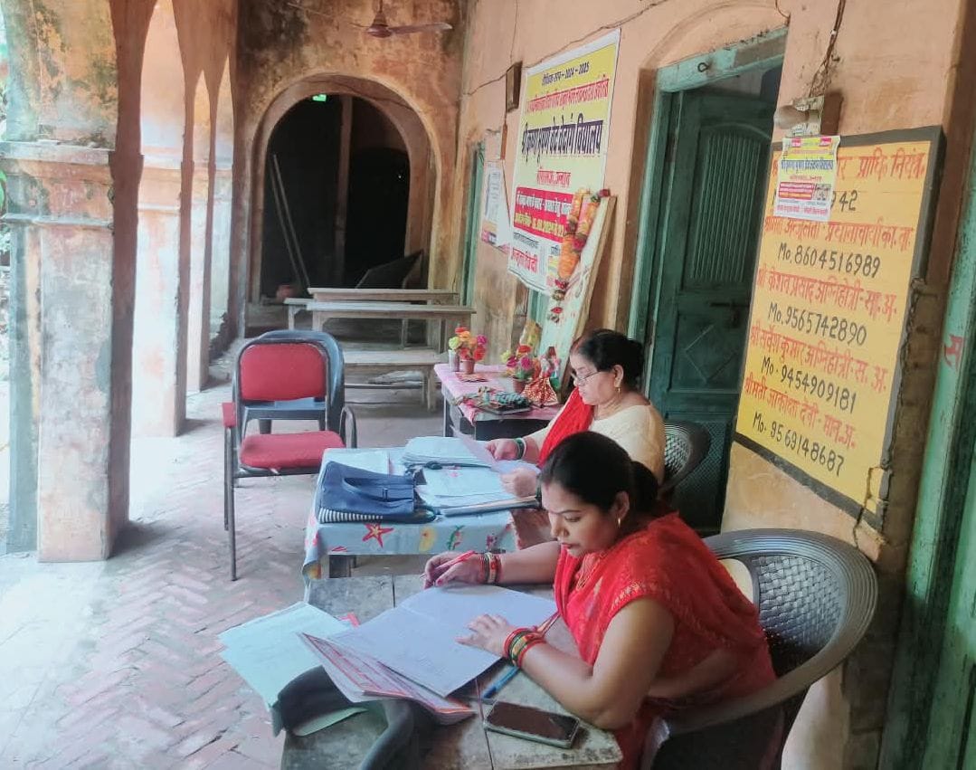 फोटो-23- मौरावां स्थित संस्कृत माध्यमिक स्कूल में पढ़ाई करते छात्र। संवाद फोटो-23- मौरावां स्थित संस्कृत माध्यमिक स्कूल में पढ़ाई करते छात्र। संवाद