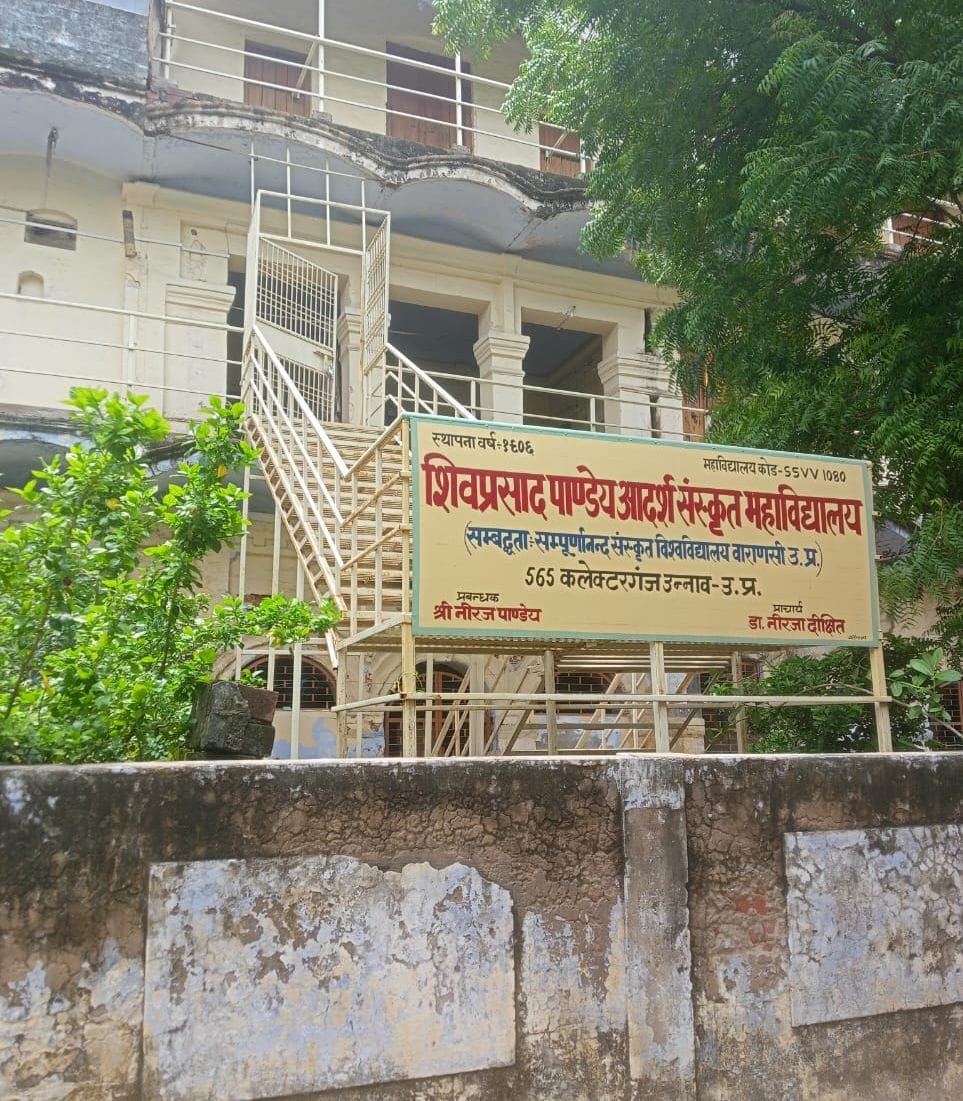 फोटो-23- मौरावां स्थित संस्कृत माध्यमिक स्कूल में पढ़ाई करते छात्र। संवाद फोटो-23- मौरावां स्थित संस्कृत माध्यमिक स्कूल में पढ़ाई करते छात्र। संवाद