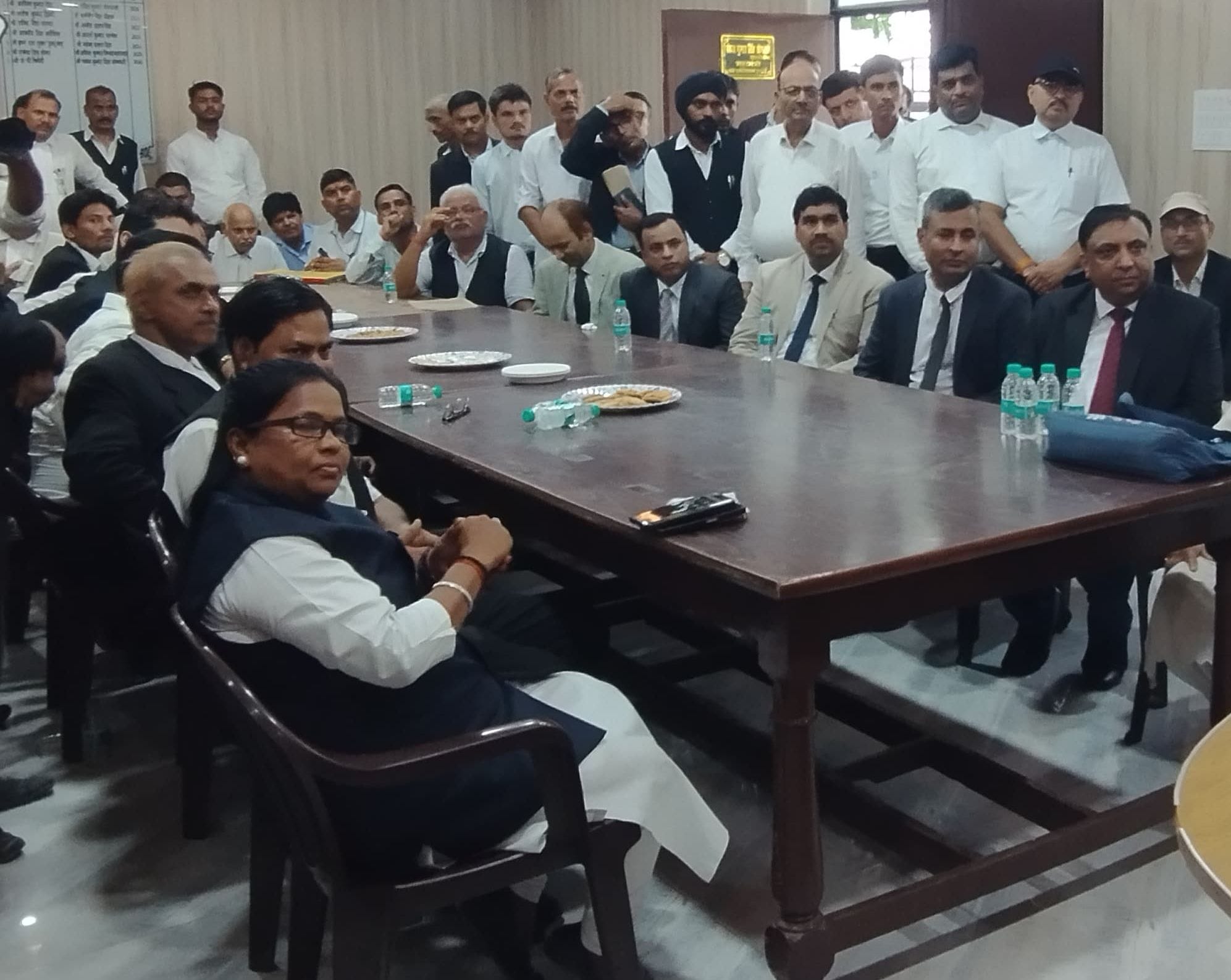 फोटो-25-अधिवक्ताओं को संबोधित करते प्रशासनिक न्यायमूर्ति मनीष कुमार, साथ में जिला जज व बार एस फोटो-25-अधिवक्ताओं को संबोधित करते प्रशासनिक न्यायमूर्ति मनीष कुमार, साथ में जिला जज व बार एस