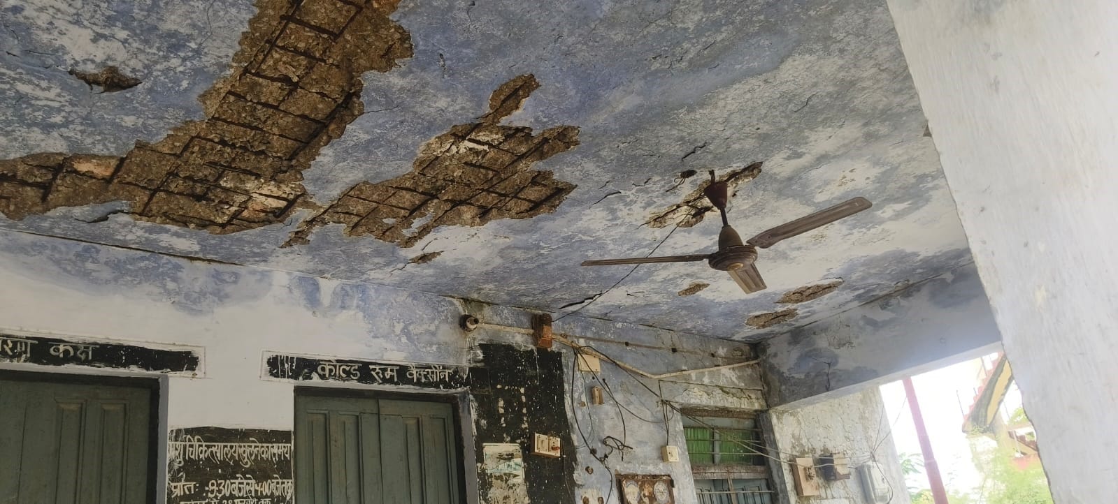 फोटो 3-खंडहर में तब्दील हुआ खप्टिहा कला का पशु अस्पताल। संवाद फोटो 3-खंडहर में तब्दील हुआ खप्टिहा कला का पशु अस्पताल। संवाद