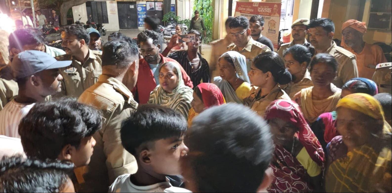 गोसाईंगंज में विवाद के बाद जुटे ग्रामीण।
