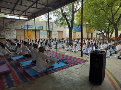 गांव बीकानेर विद्यालय में योगाभ्यास करते विद्यार्थी। स्त्रोत: विद्यालय गांव बीकानेर विद्यालय में योगाभ्यास करते विद्यार्थी। स्त्रोत: विद्यालय
