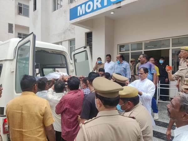 जिला अस्पातल से पोस्टमार्टम के पांव छात्रा चारु के अंतिम दर्शन को खड़े लोग। संवाद जिला अस्पातल से पोस्टमार्टम के पांव छात्रा चारु के अंतिम दर्शन को खड़े लोग। संवाद