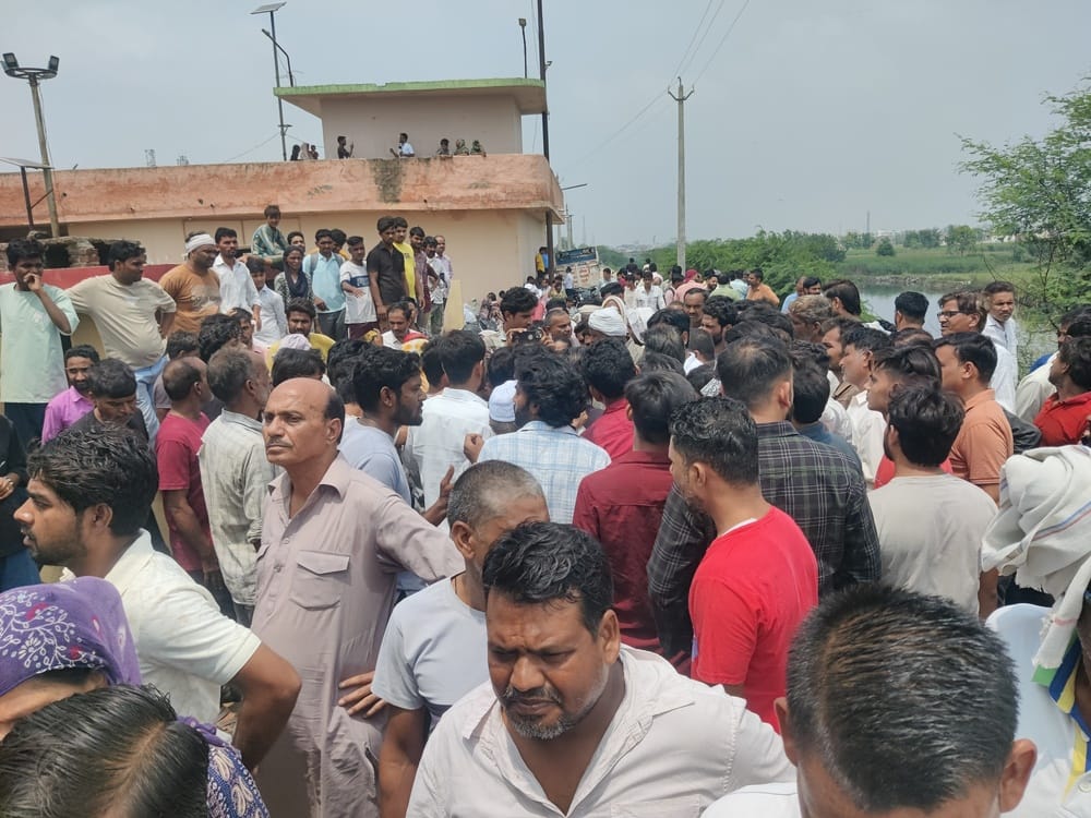 जिला अस्पातल से पोस्टमार्टम के पांव छात्रा चारु के अंतिम दर्शन को खड़े लोग। संवाद जिला अस्पातल से पोस्टमार्टम के पांव छात्रा चारु के अंतिम दर्शन को खड़े लोग। संवाद