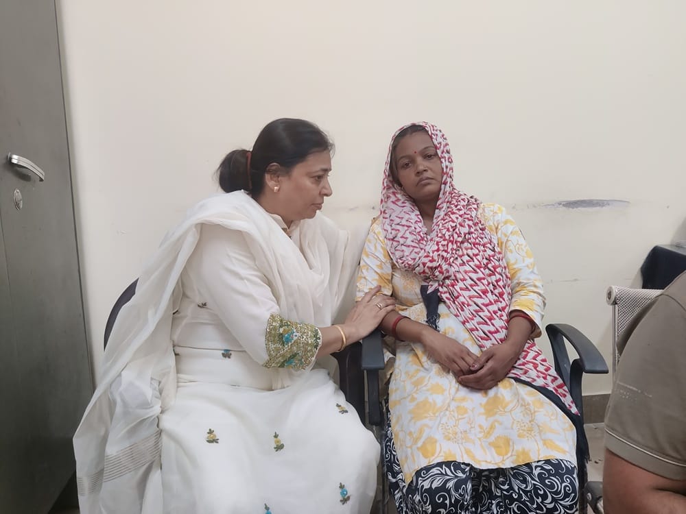 जिला अस्पातल से पोस्टमार्टम के पांव छात्रा चारु के अंतिम दर्शन को खड़े लोग। संवाद जिला अस्पातल से पोस्टमार्टम के पांव छात्रा चारु के अंतिम दर्शन को खड़े लोग। संवाद