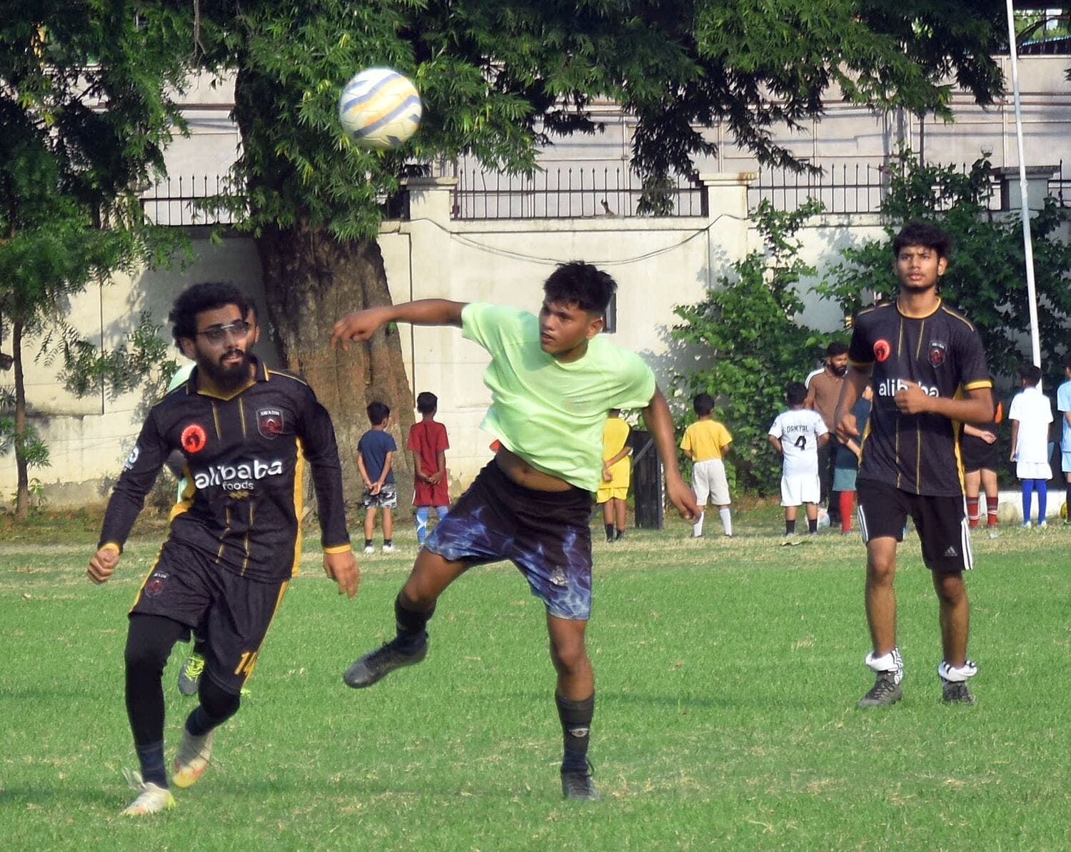 जिला फुटबॉल लीग मे खेलते आरबीआई क्लब (काली) और डिवाइन क्लब (हरी) के खिलाड़ी।