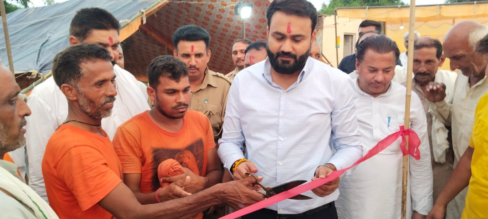 जानीखुर्द। भोला झाल पर लगे कांवड़ सेवा शिविर में रात में भोजन करते कांवड़िया फोटो संवाद जानीखुर्द। भोला झाल पर लगे कांवड़ सेवा शिविर में रात में भोजन करते कांवड़िया फोटो संवाद