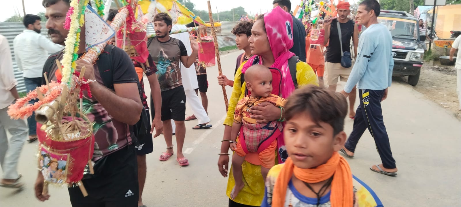 जानीखुर्द। भोला झाल पर लगे कांवड़ सेवा शिविर में रात में भोजन करते कांवड़िया फोटो संवाद जानीखुर्द। भोला झाल पर लगे कांवड़ सेवा शिविर में रात में भोजन करते कांवड़िया फोटो संवाद