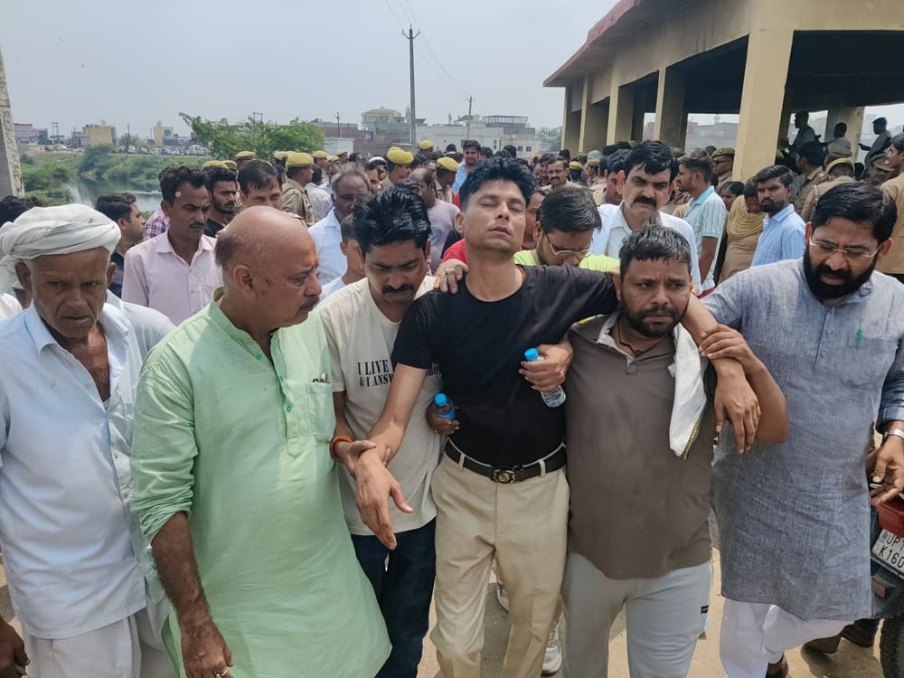 काली नदी से छात्रा चारु को निकलने वाले गोताखोरों को सम्मानित करते समाजसेवी। संवाद काली नदी से छात्रा चारु को निकलने वाले गोताखोरों को सम्मानित करते समाजसेवी। संवाद